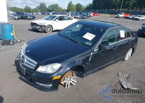 2013 Mercedes-Benz C 300 Sport 4Matic z USA, uszkodzony, nr VIN WDDGF8AB8DA834440